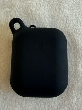 AirPods Gen 1 & 2 Silicone Protective Case | Black | Keychain Compatible